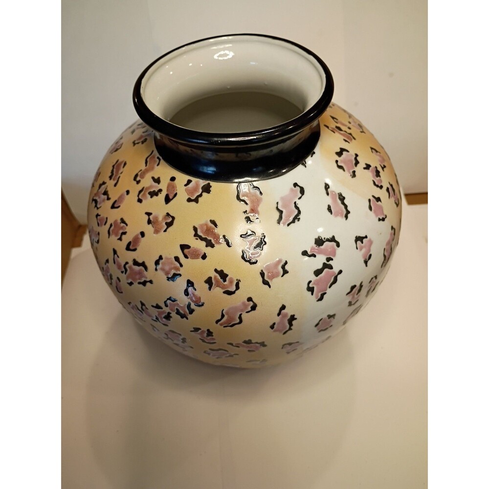 Vase porcelain Leopard design    vintage 1980